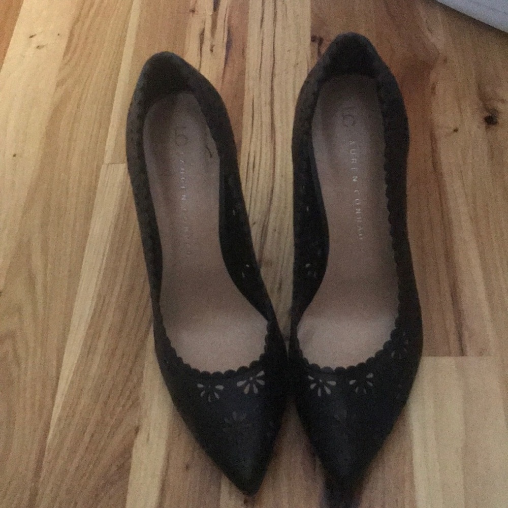 Black flower pumps